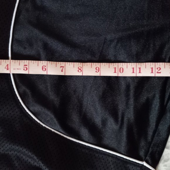 Black shorts. - Picture 4 of 8